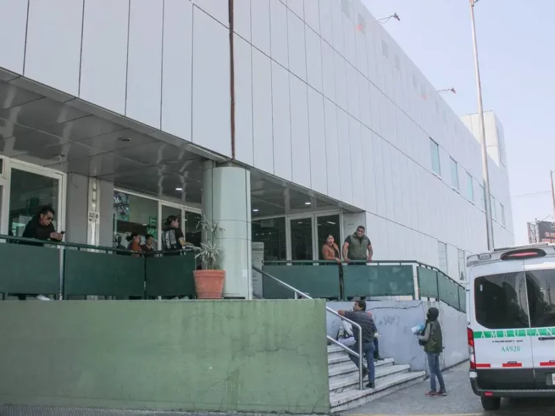 Acusan a jefa de limpieza del HTyO del IMSS por grabar en vestidor de hombres 
