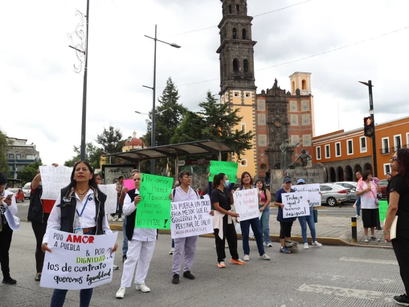 Realizan manifestación trabajadores del sector salud en Puebla y cierran el bulevar 5 de Mayo
