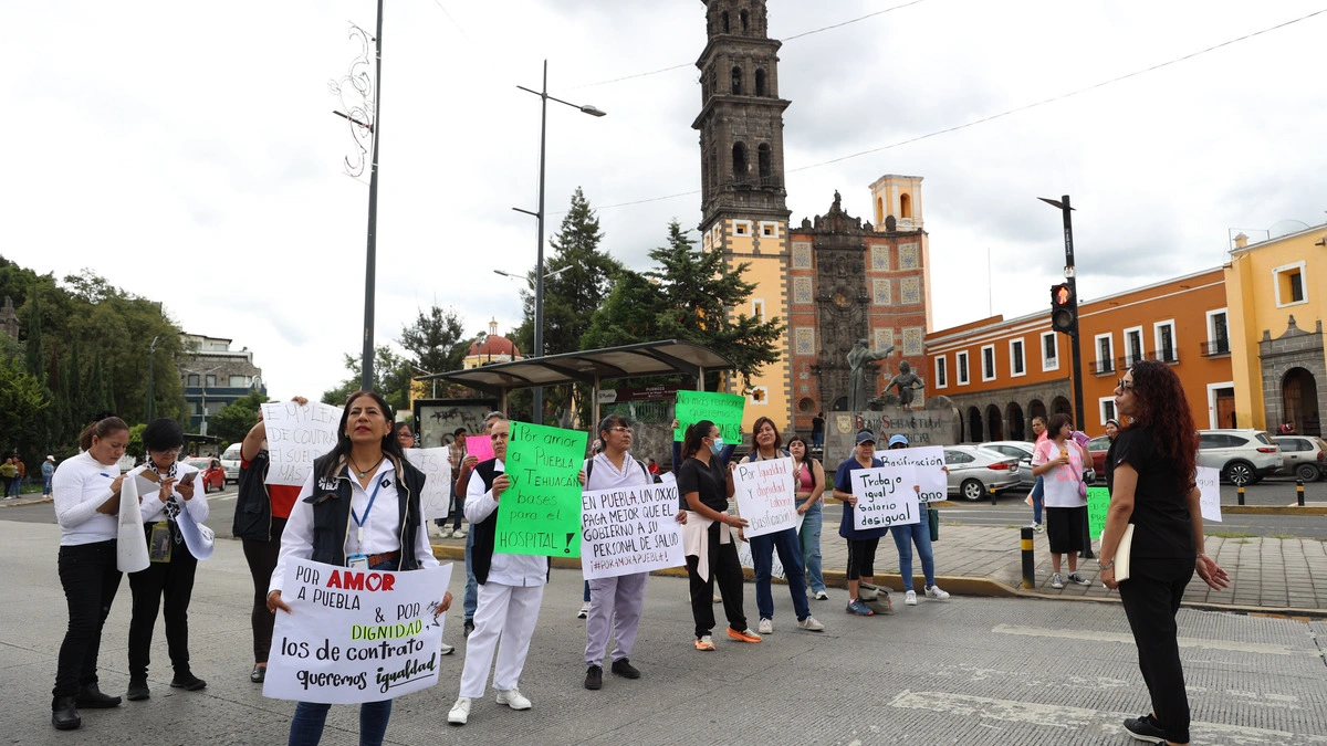 Realizan manifestación trabajadores del sector salud en Puebla y cierran el bulevar 5 de Mayo