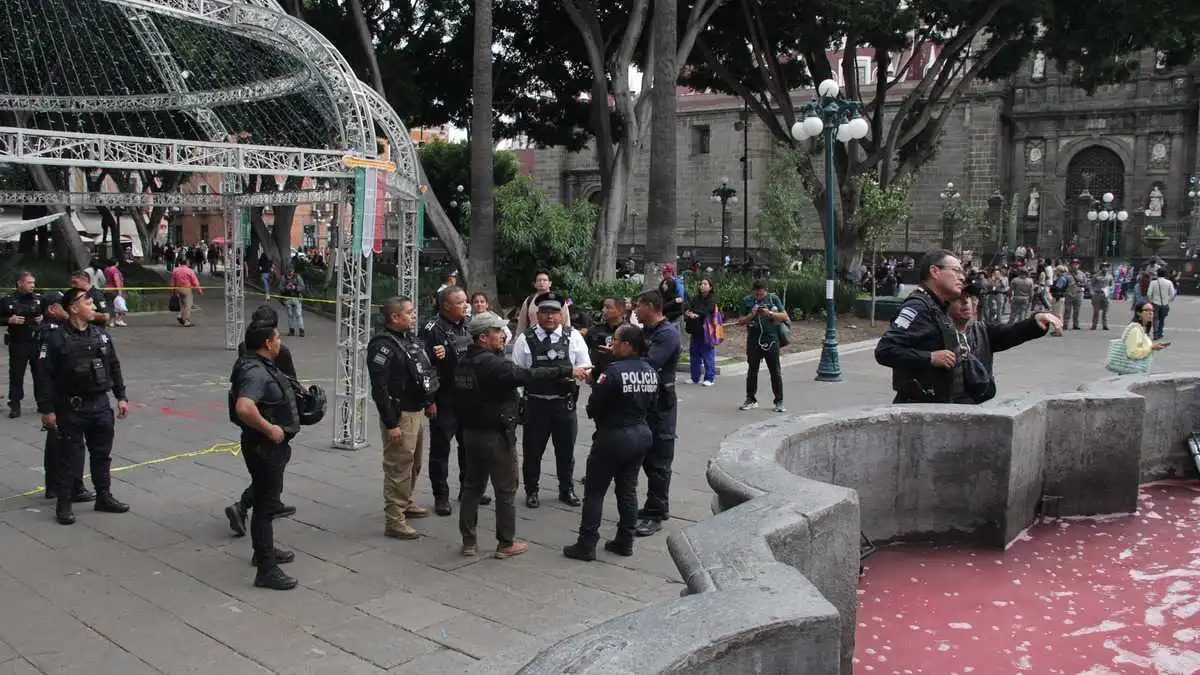 Detienen a integrantes de colectiva durante marcha por desaparecidos en Puebla
