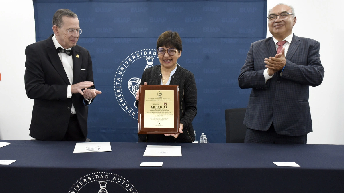 Licenciatura en Medicina General y Comunitaria de la BUAP recibe acreditación internacional