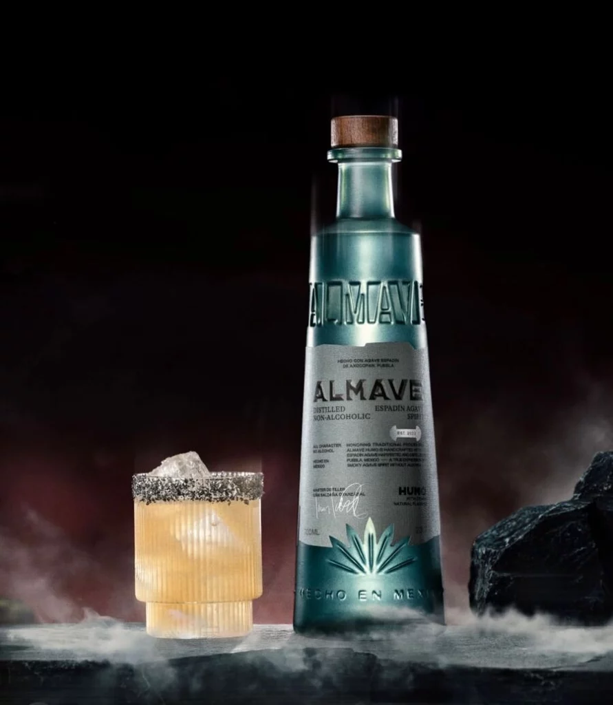 El famoso piloto británico, Lewis Hamilton, lanzó un mezcal sin alcohol hecho con agave originario de Atlixco, Puebla.  