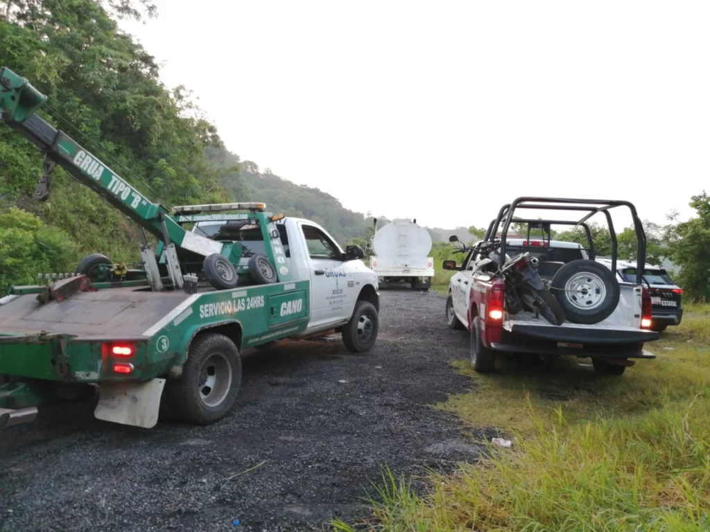 Fue durante un patrullaje en el que se buscaba una toma clandestina, reportada de manera anónima, que los elementos detectaron las unidades en estado de abandono con huachicol en su interior.