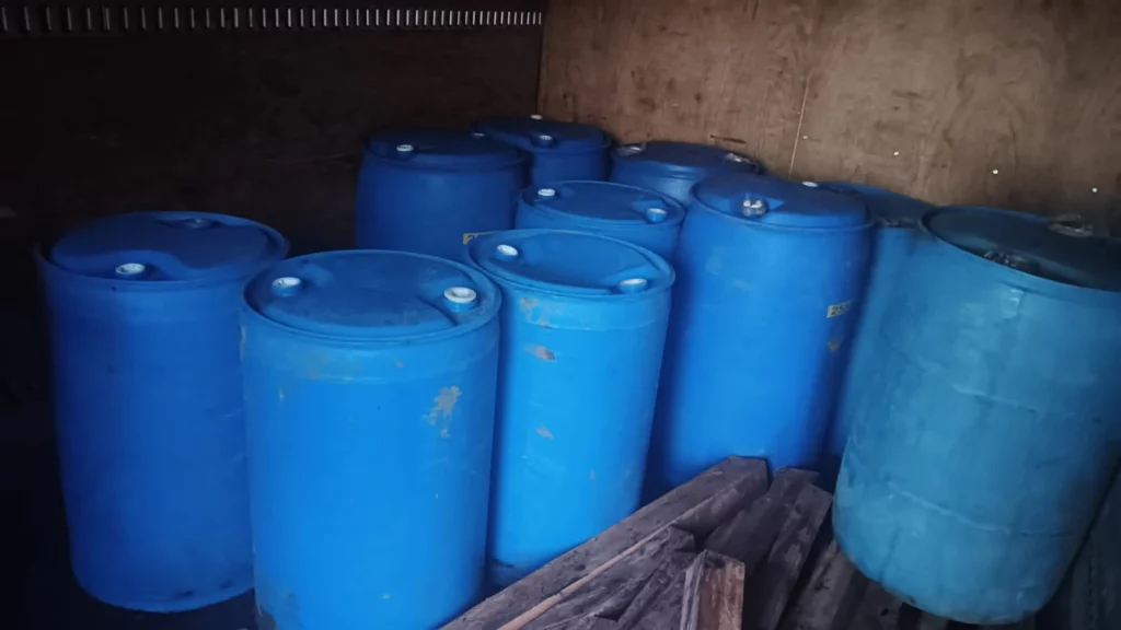 Elementos de Seguridad Física de Petróleos Mexicanos (Pemex) incautaron una pipa blanca y una camioneta de tres toneladas con tambos que contenían huachicol. Esto, durante un operativo en Xicotepec, en la Sierra Norte de Puebla.