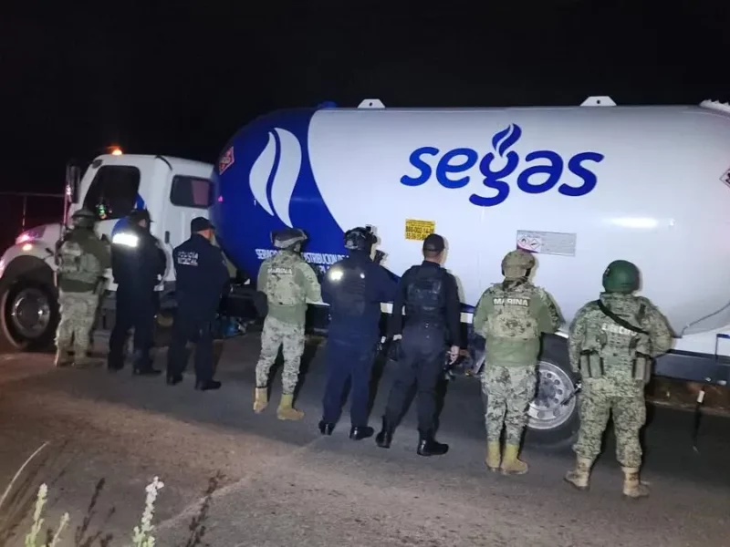 Aseguran pipa con huachicol en Santa Rita Tlahuapan