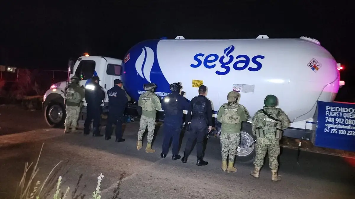 Aseguran pipa con huachicol en Santa Rita Tlahuapan
