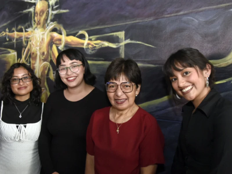 Estudiantes de Artes realizan mural en la Facultad de Psicología por sus 60 años