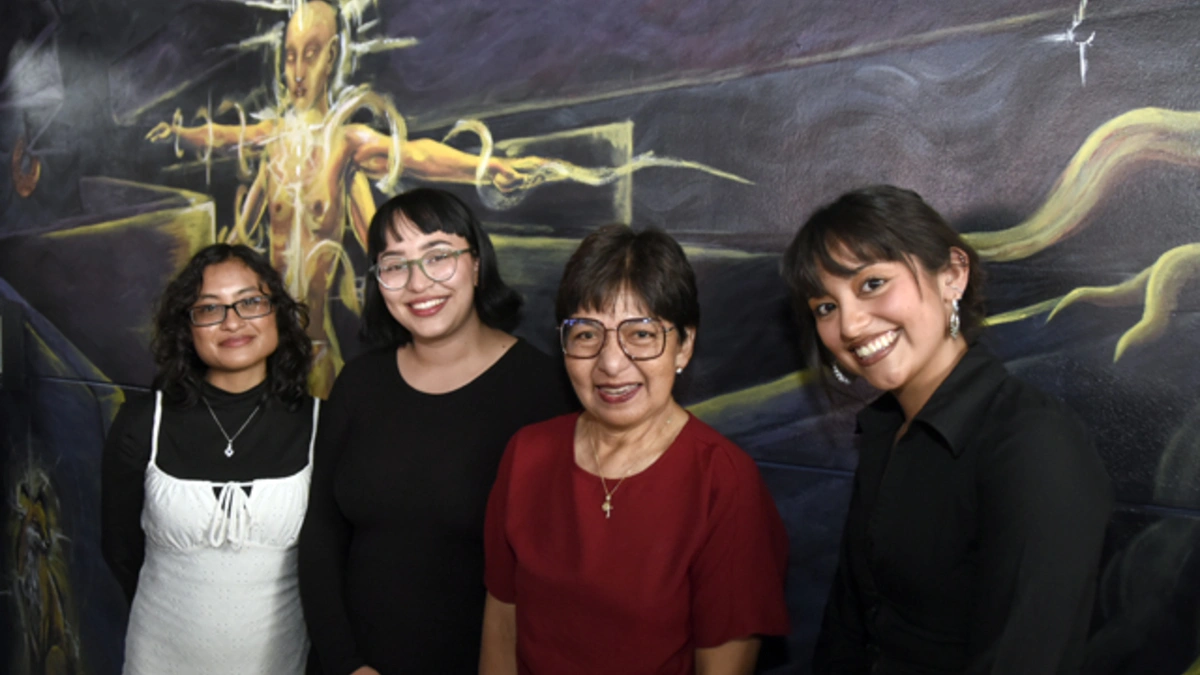 Estudiantes de Artes realizan mural en la Facultad de Psicología por sus 60 años