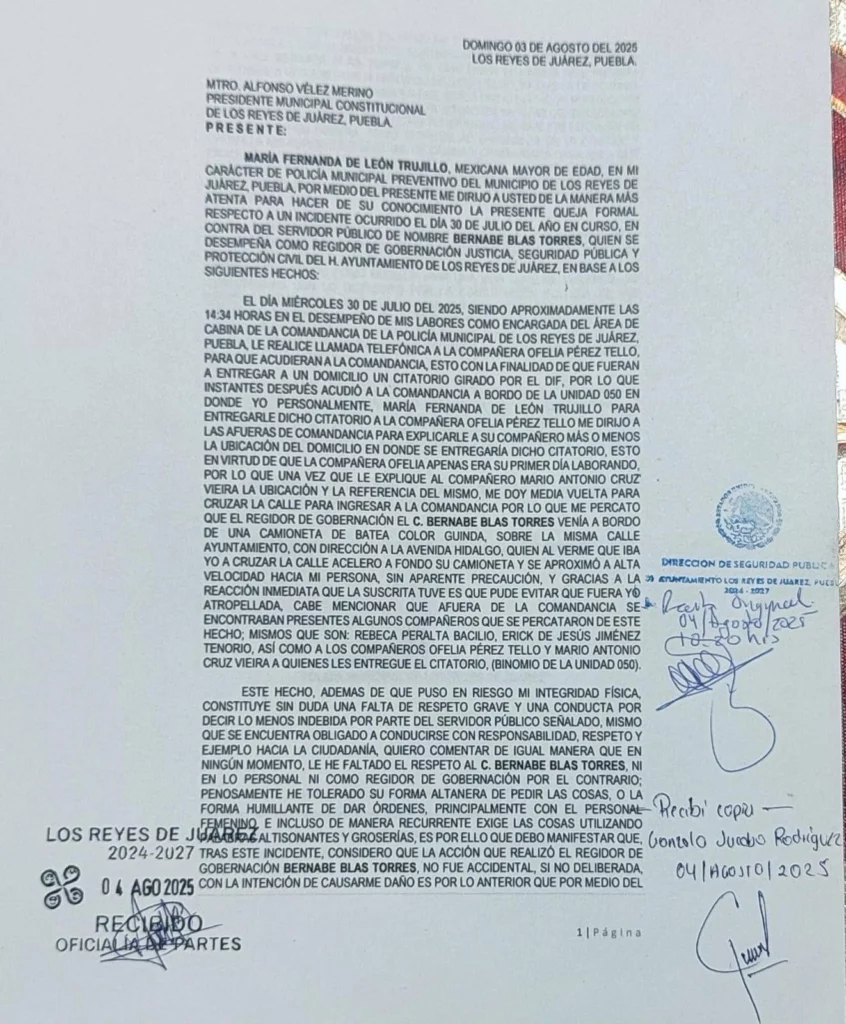 María Fernanda de León Trujillo, policía municipal de Los Reyes de Juárez, acusó al regidor de Gobernación, Bernabé Blas Torres, de intentar atropellarla mientras cumplía con sus funciones.
