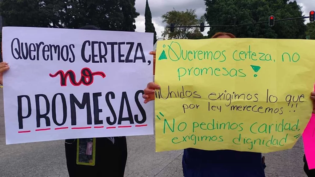 Desde la mañana de este 27 de agosto, realizan una manifestación trabajadores de la salud de Puebla.