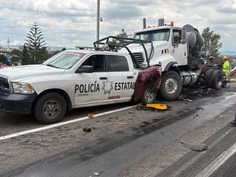 Se incendia tráiler y policías estatales mueren atropellados en el segundo piso de la México-Puebla 
