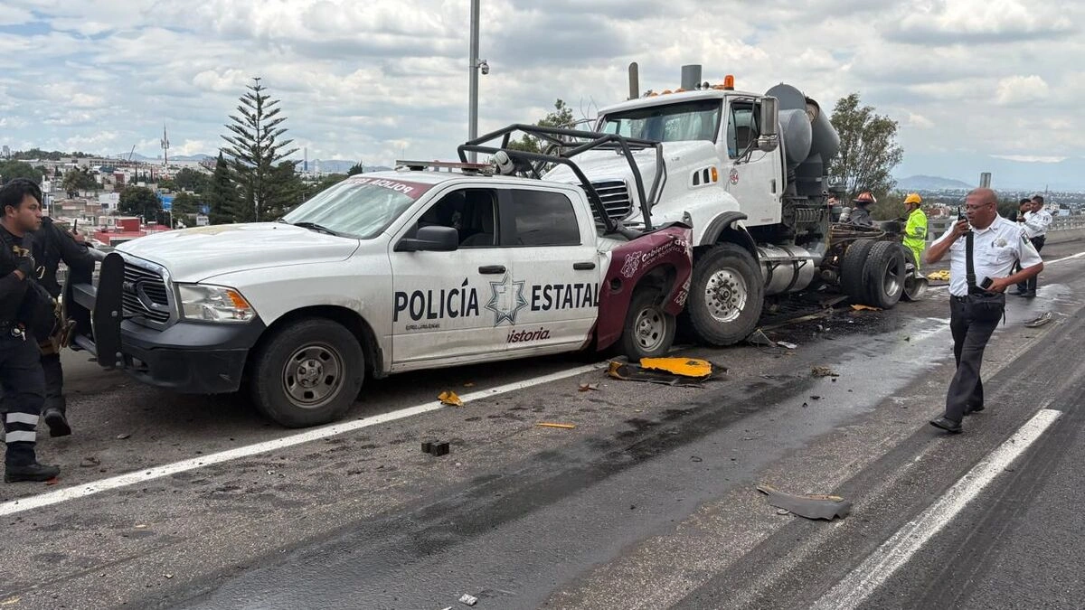 Se incendia tráiler y policías estatales mueren atropellados en el segundo piso de la México-Puebla 