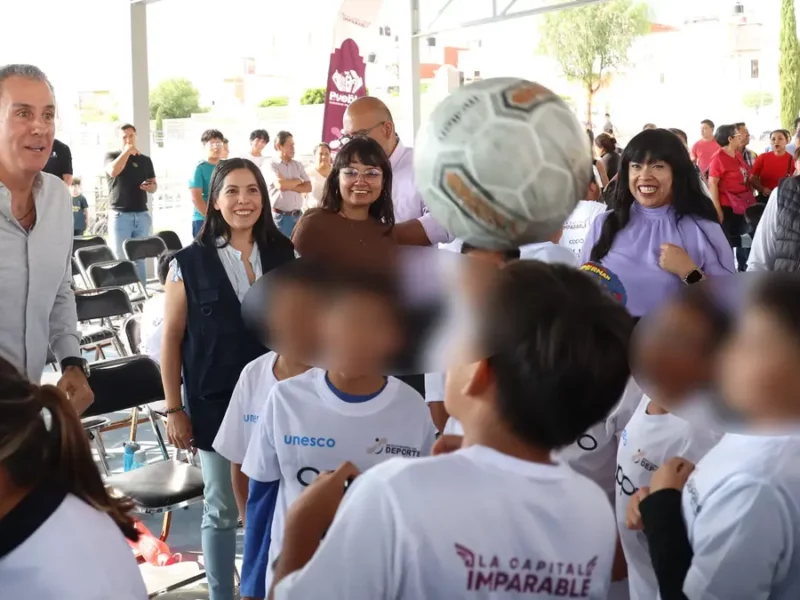 Más de 100 niños de la Escuela de Iniciación de Fútbol de Puebla reciben uniformes