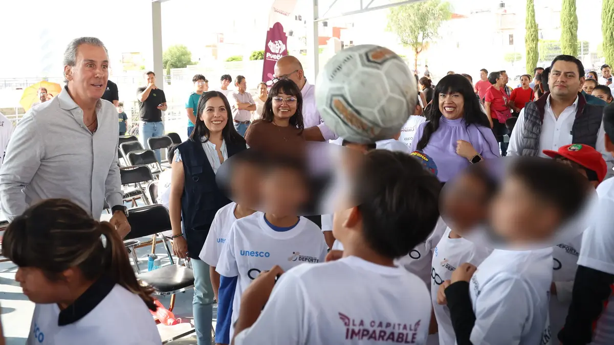Más de 100 niños de la Escuela de Iniciación de Fútbol de Puebla reciben uniformes