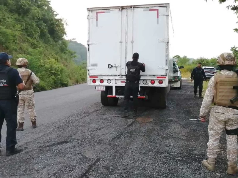 Pemex asegura pipa y tambos usados para huachicol en Xicotepec