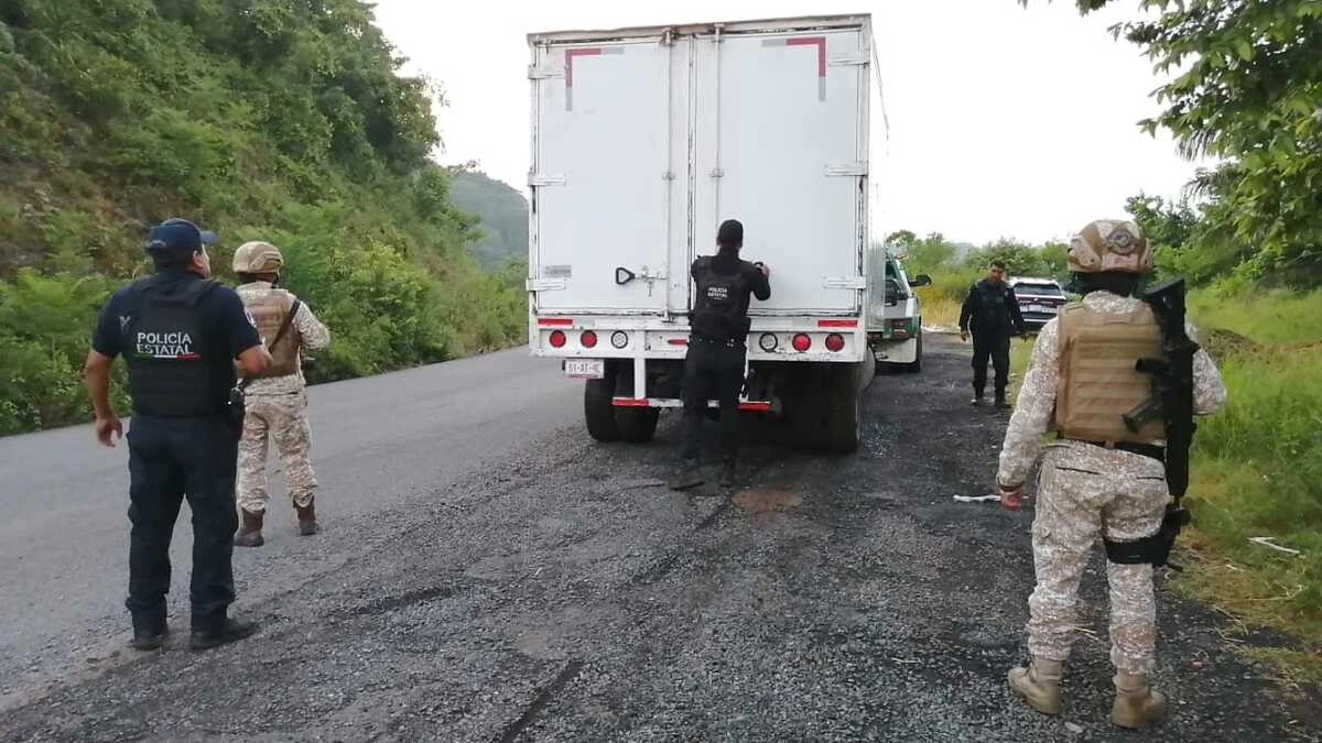 Pemex asegura pipa y tambos usados para huachicol en Xicotepec