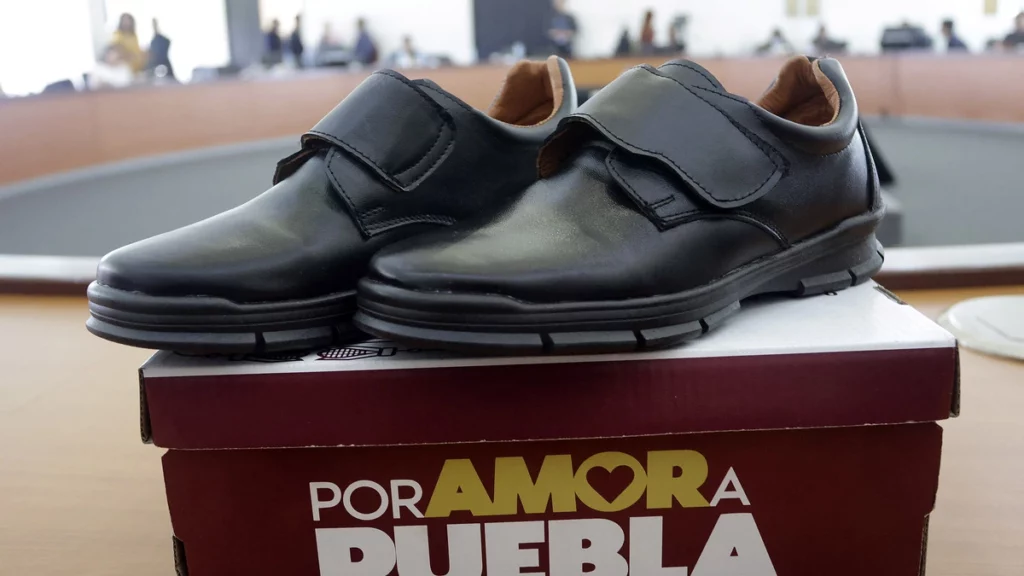 El gobierno de Alejandro Armenta decidió comprar a productores de Tehuacán y Tepeyahualco los zapatos escolares.