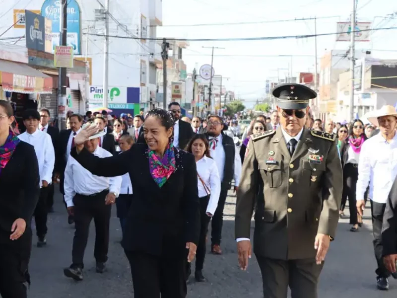 Ariadna Ayala encabeza desfile cívico-militar por el 205 aniversario de la independencia en Atlixco