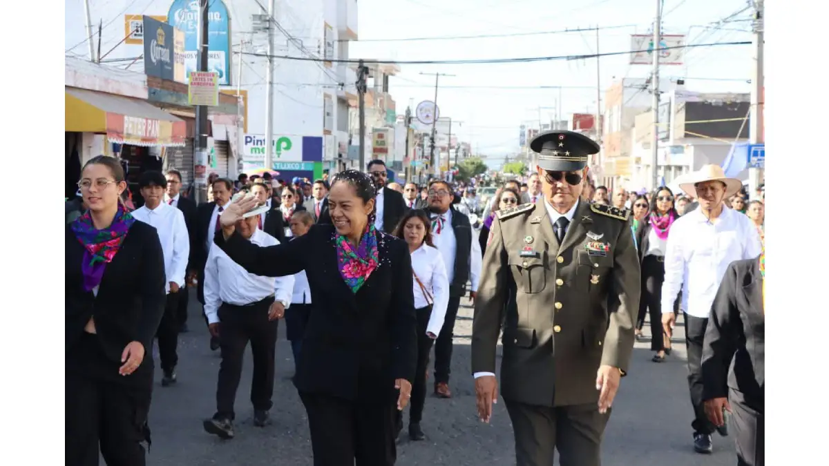 Ariadna Ayala encabeza desfile cívico-militar por el 205 aniversario de la independencia en Atlixco