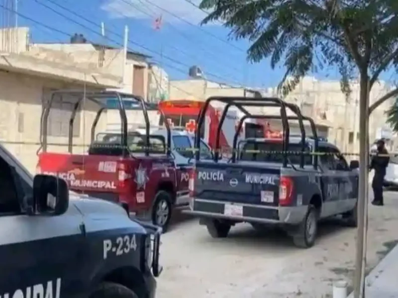 Balean a madre e hija rumbo a la escuela en Tehuacán.