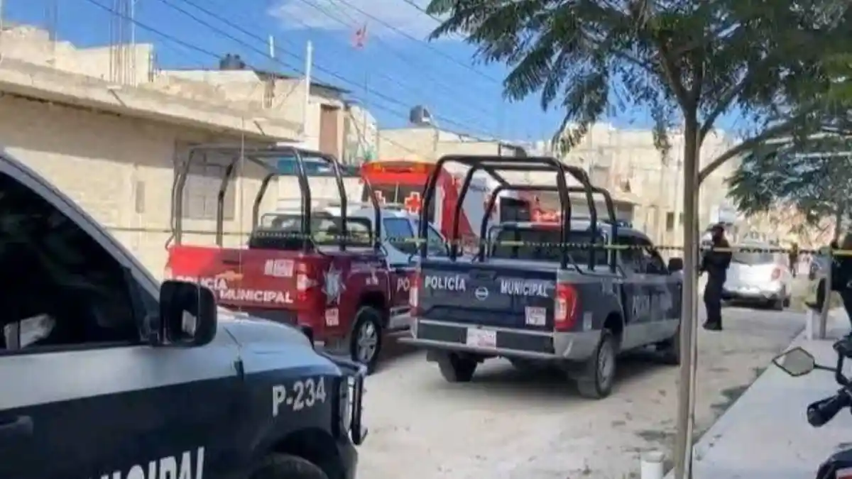 Balean a madre e hija rumbo a la escuela en Tehuacán.