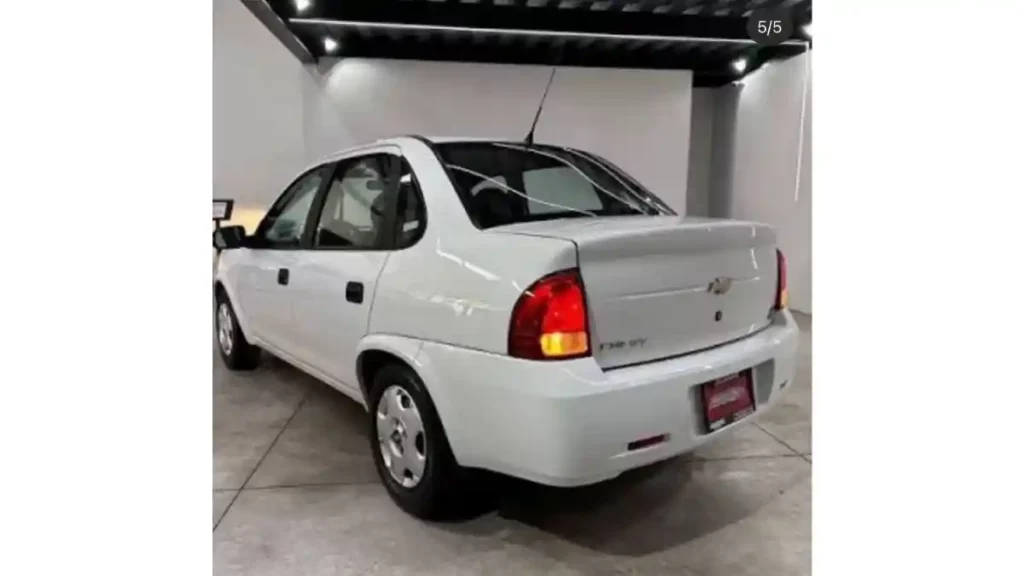 Auto Chevy que le robaron a un joven en un motel.