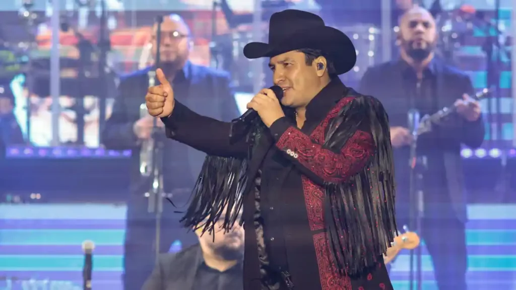 Julión Álvarez durante su concierto en el Paseo Bravo.
