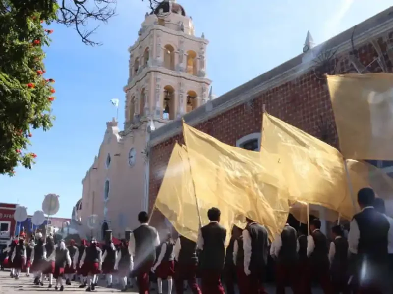 Adriana Ayala encabeza Desfile Cívico-Militar por el 215 aniversario de la Independencia de México.