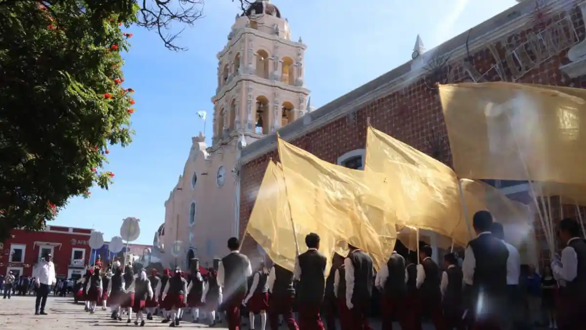 Adriana Ayala encabeza Desfile Cívico-Militar por el 215 aniversario de la Independencia de México.