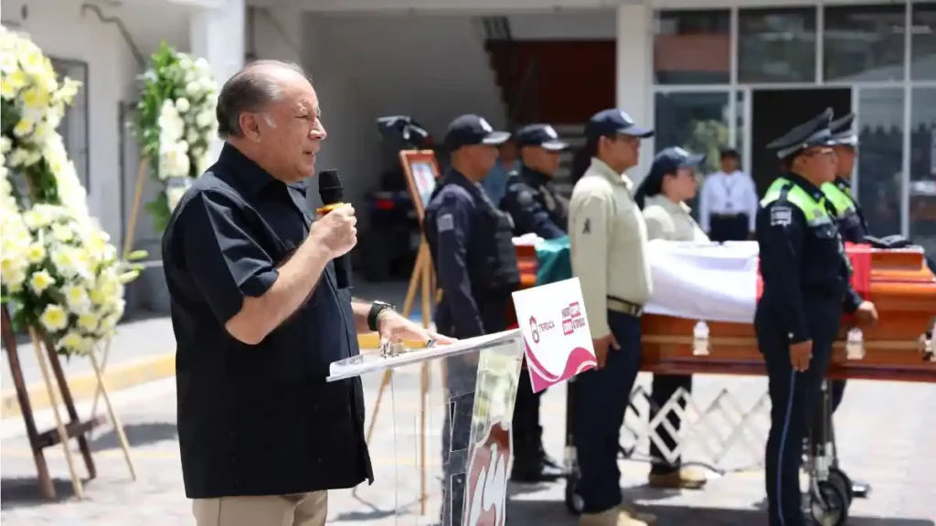Asistentes al homenaje que le realizaron al policía que murió en cumplimiento de su deber en Tepeaca.