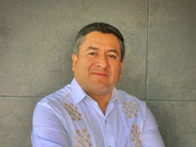 Dan cristalazo a edil de Oaxaca al asistir a la Expo ANAM en Puebla
