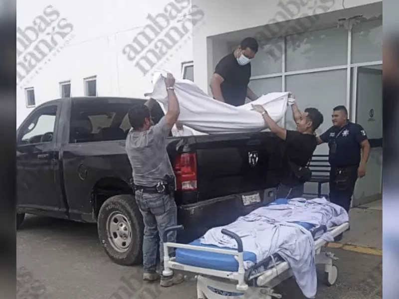 FGE traslada cadáver de un abuelito en la batea de una camioneta en Huauchinango