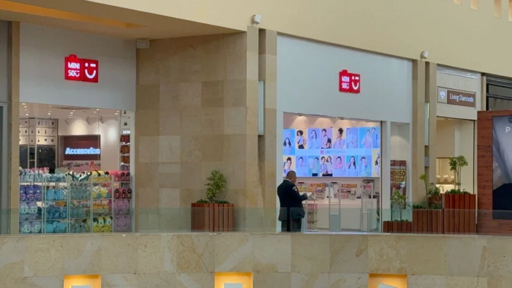 El Miniso de Angelópolis ya no tiene los sellos de clausura.