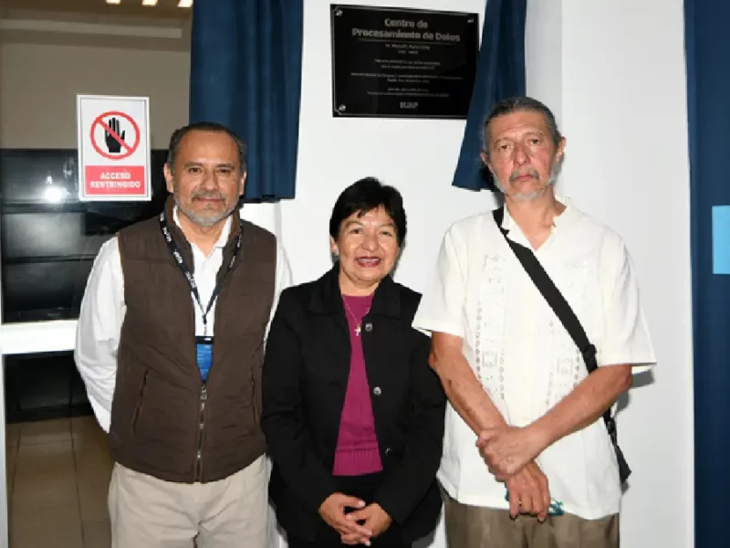 La Rectora Lilia Cedillo devela placa conmemorativa en reconocimiento a la labor del doctor Manuel Martín Ortiz