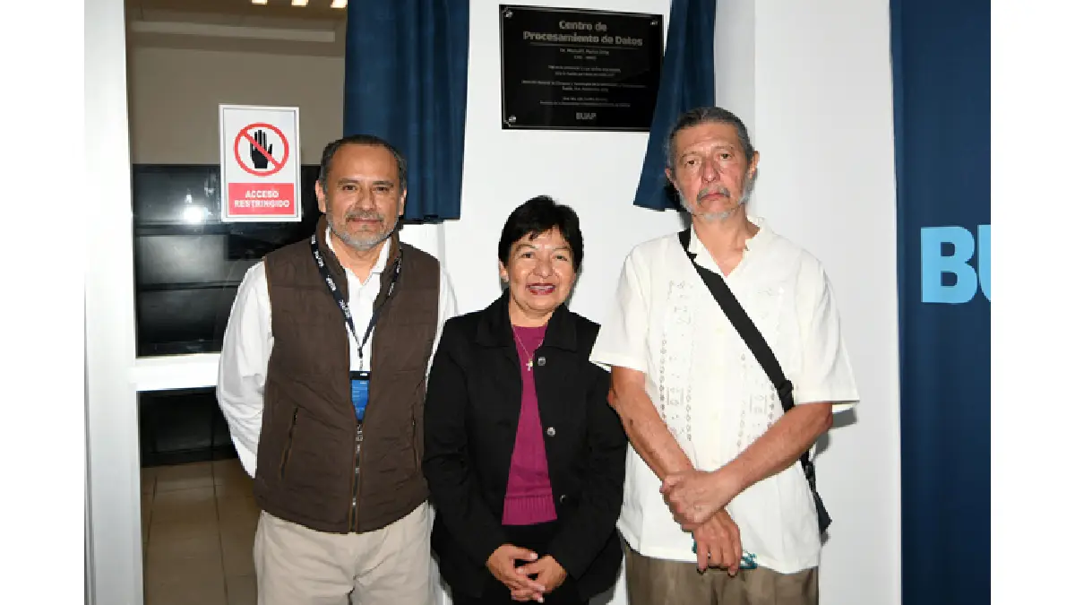 La Rectora Lilia Cedillo devela placa conmemorativa en reconocimiento a la labor del doctor Manuel Martín Ortiz