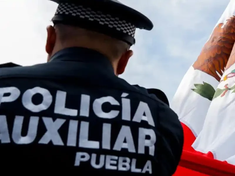 Policía auxiliar de Puebla se queda dormido y pierde su arma.