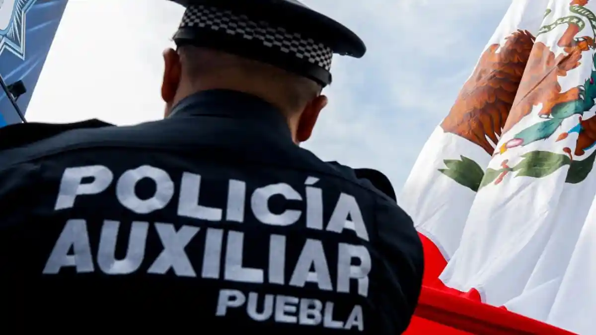 Policía auxiliar de Puebla se queda dormido y pierde su arma.