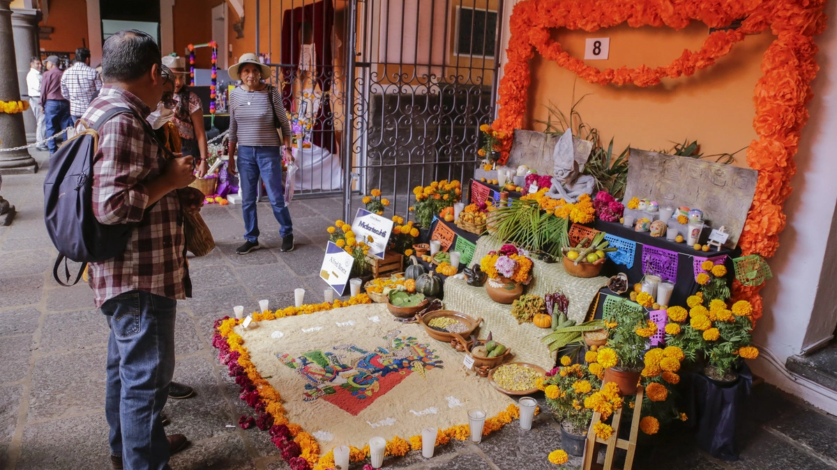 Estiman la llegada de 300 mil visitantes a Puebla capital por Día de Muertos  