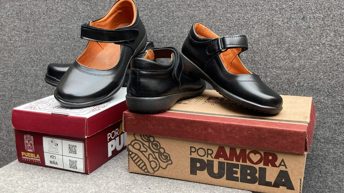 Gobierno de Puebla comprará los zapatos escolares de piel en 185 pesos 