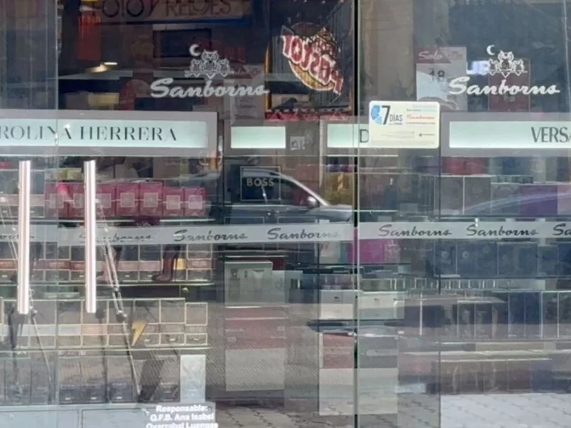 Delincuentes asaltan Sanborns de Huexotitla y se llevan joyería 
