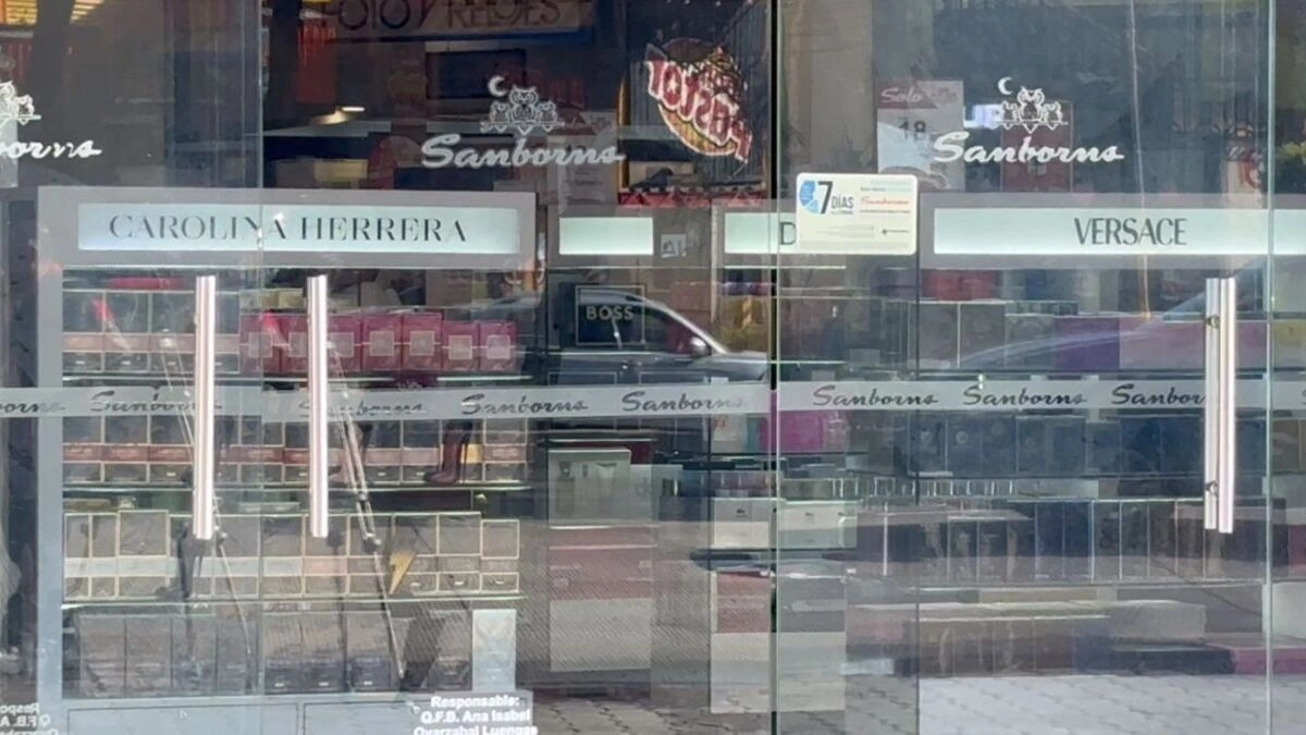 Delincuentes asaltan Sanborns de Huexotitla y se llevan joyería 