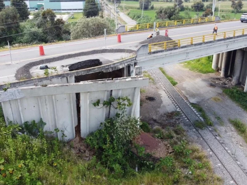 Cierran el paso elevado rumbo al aeropuerto de Puebla por socavón  