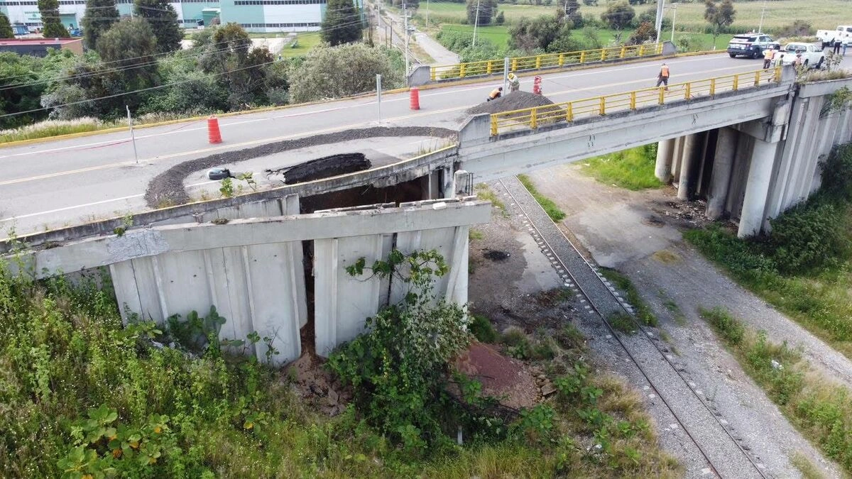 Cierran el paso elevado rumbo al aeropuerto de Puebla por socavón  