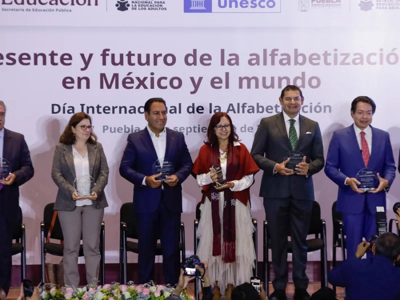 Por primera vez, México reduce su población analfabeta: INEA