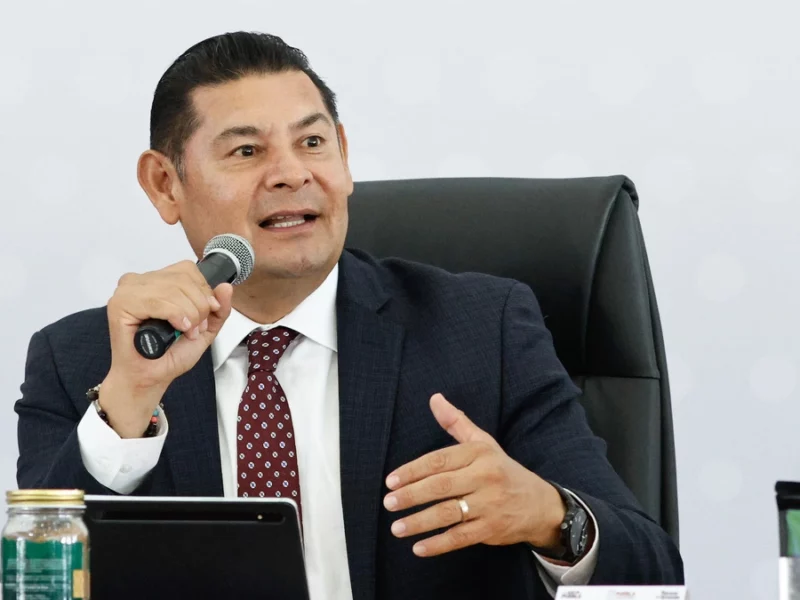 Armenta pide a los poblanos denunciar a servidores públicos que ignoran sus reportes