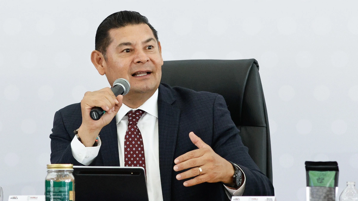 Armenta pide a los poblanos denunciar a servidores públicos que ignoran sus reportes