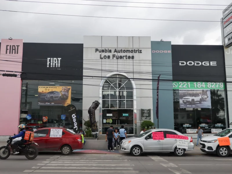 Cliente protesta contra automotriz Los Fuertes en Puebla: “Camioneta nueva no sirve”