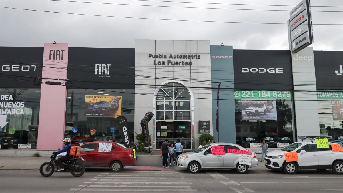 Cliente protesta contra automotriz Los Fuertes en Puebla: “Camioneta nueva no sirve”