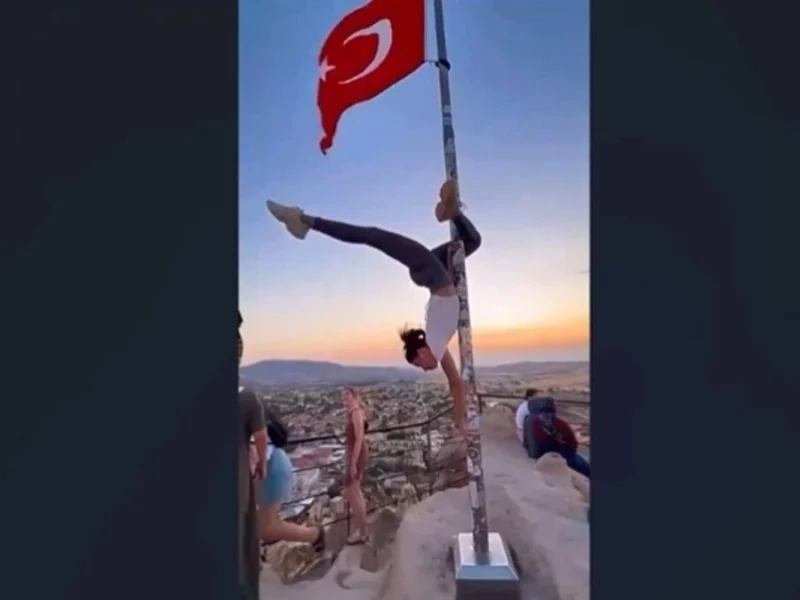 Turista enfrentaría tres años de cárcel por hacer pole dance en bandera de Turquía