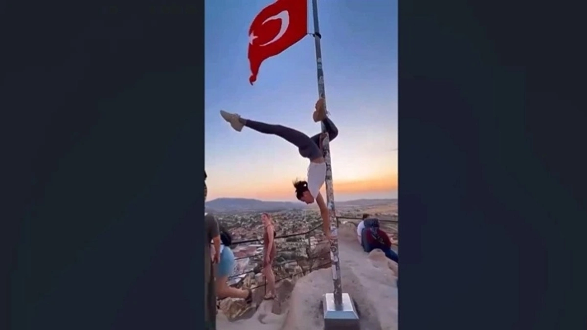 Turista enfrentaría tres años de cárcel por hacer pole dance en bandera de Turquía